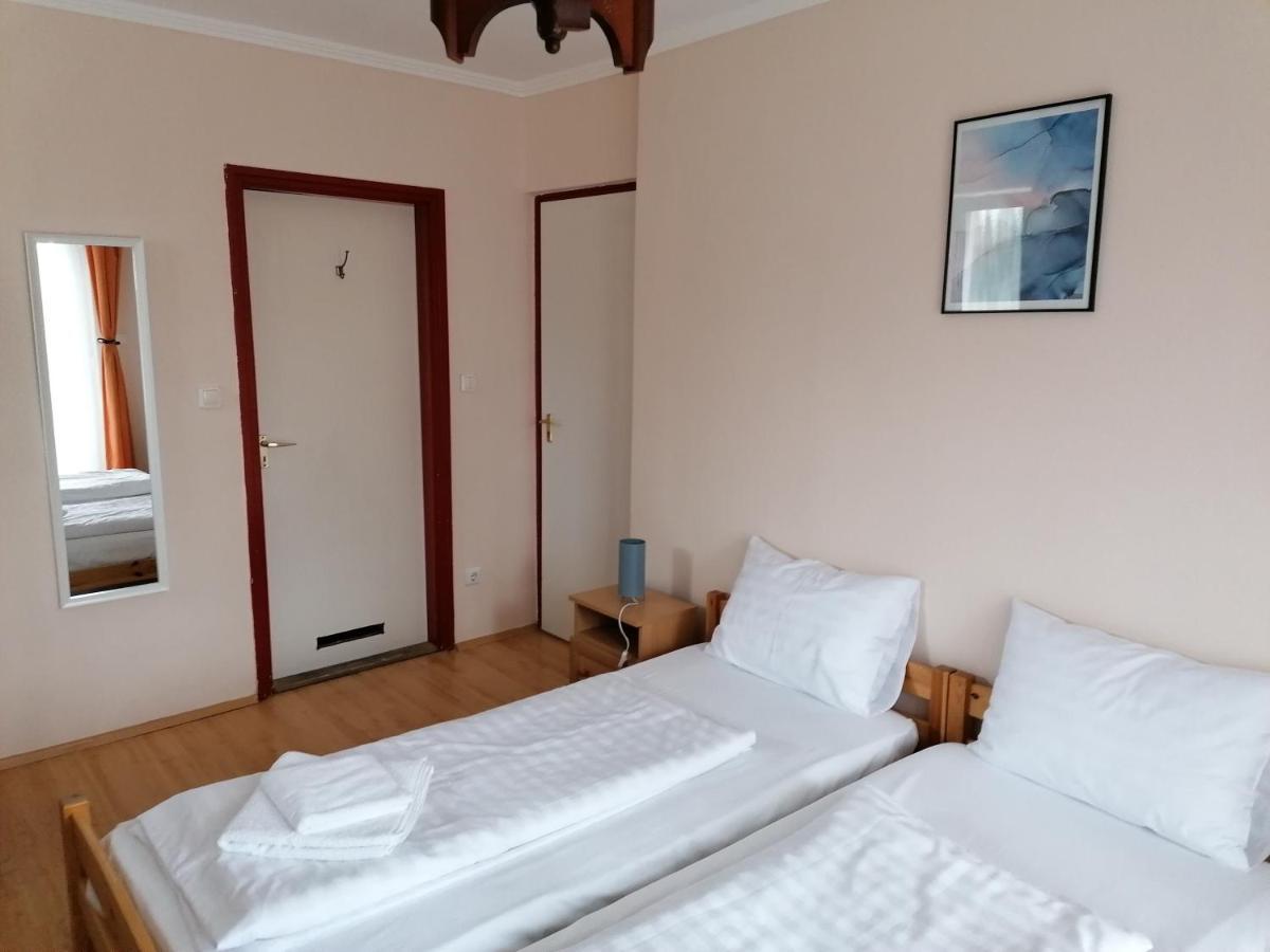 Hullam Panzio Bed & Breakfast Hajduszoboszlo Exterior photo