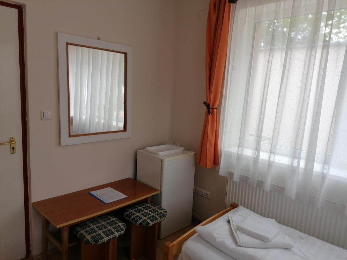 Hullam Panzio Bed & Breakfast Hajduszoboszlo Exterior photo